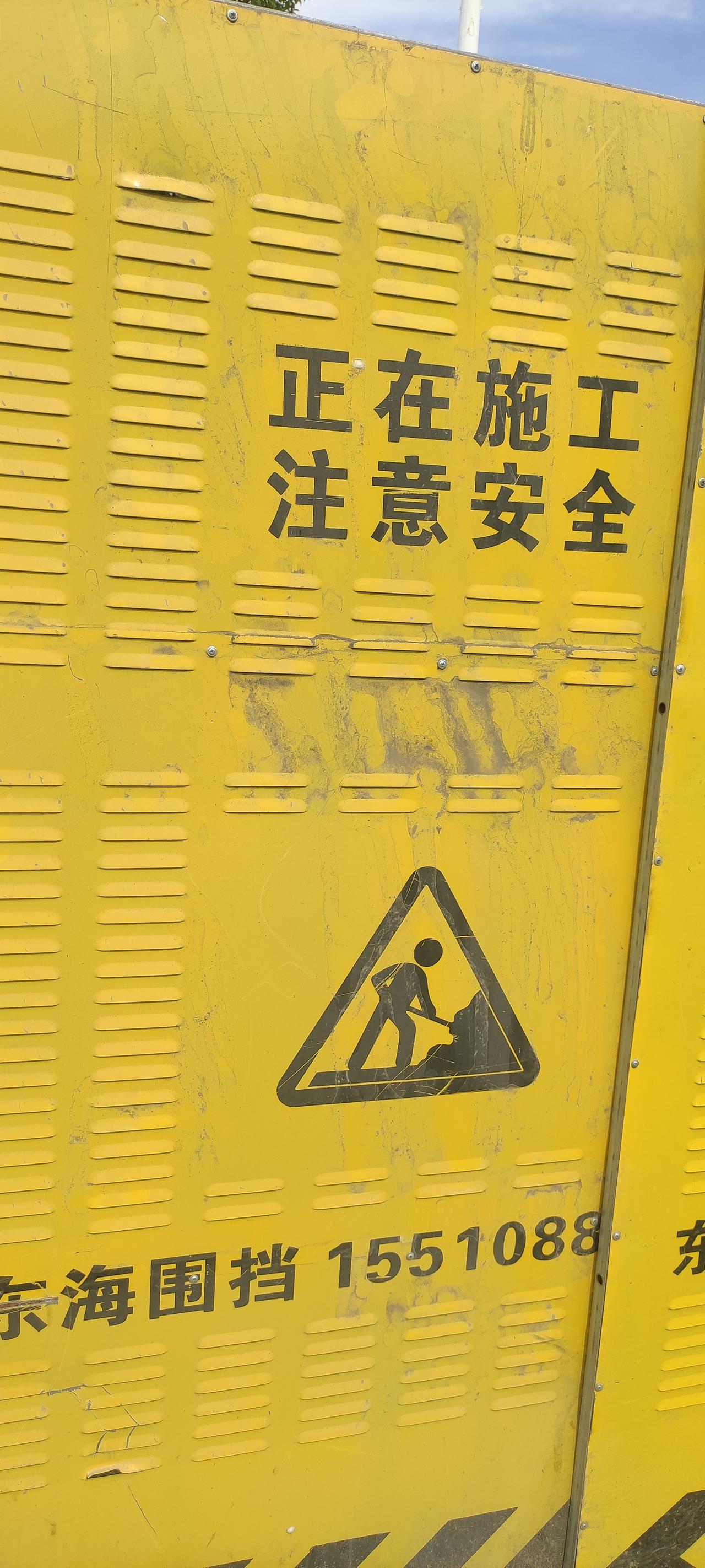 滨海新区大港世纪广场这条路叫迎宾街，是大港城区主干道、今天路过这里路东侧又用这大