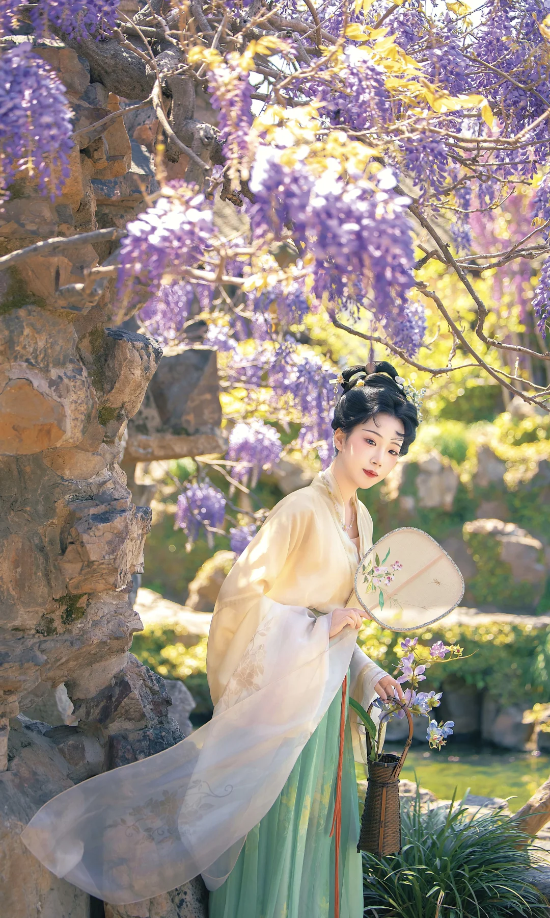 “紫藤挂云木，花蔓宜阳春”