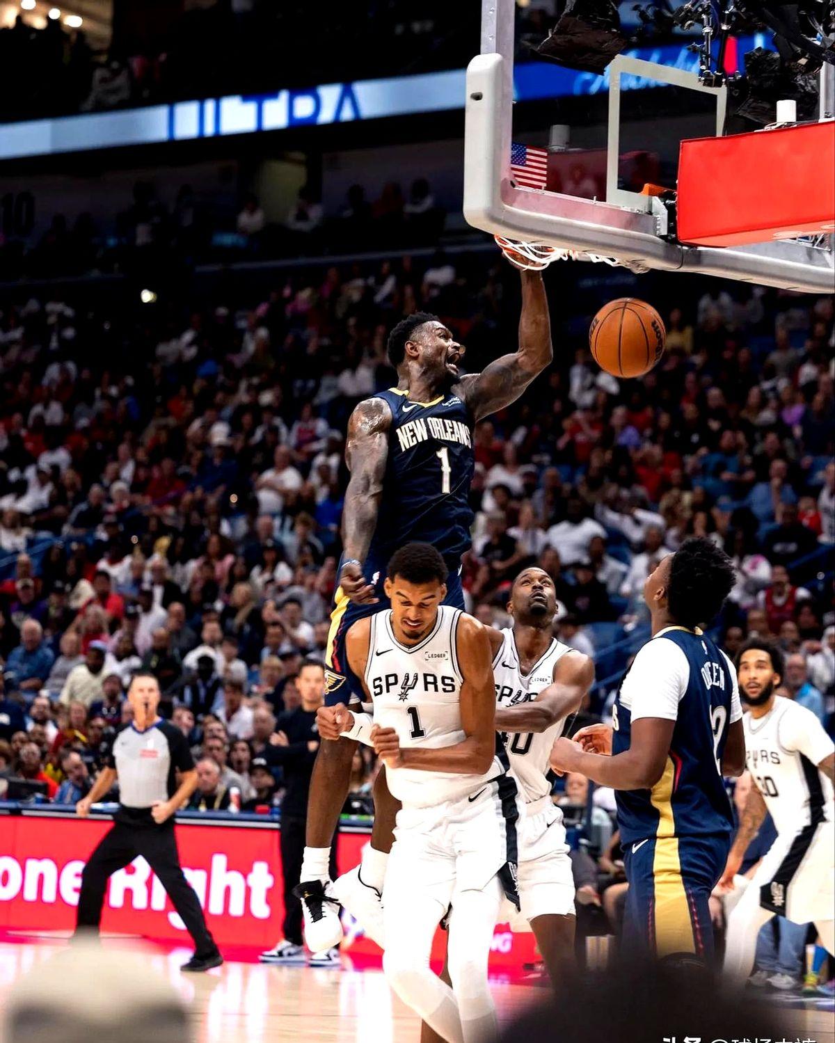 锡安把铁塔撞得直喘！

鹈鹕打马刺，锡安挨了文班亚马四记大帽，可他还笑得出。
