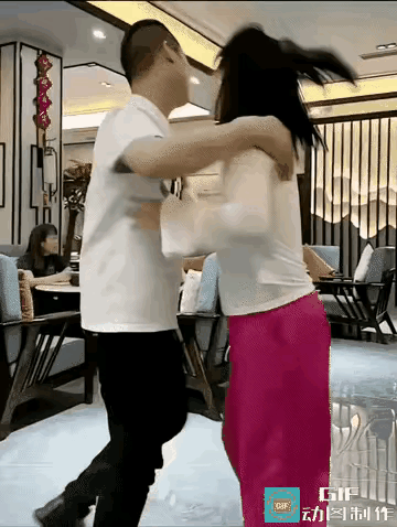 打媳妇，这下被丈母娘看到了，看你还活不活了