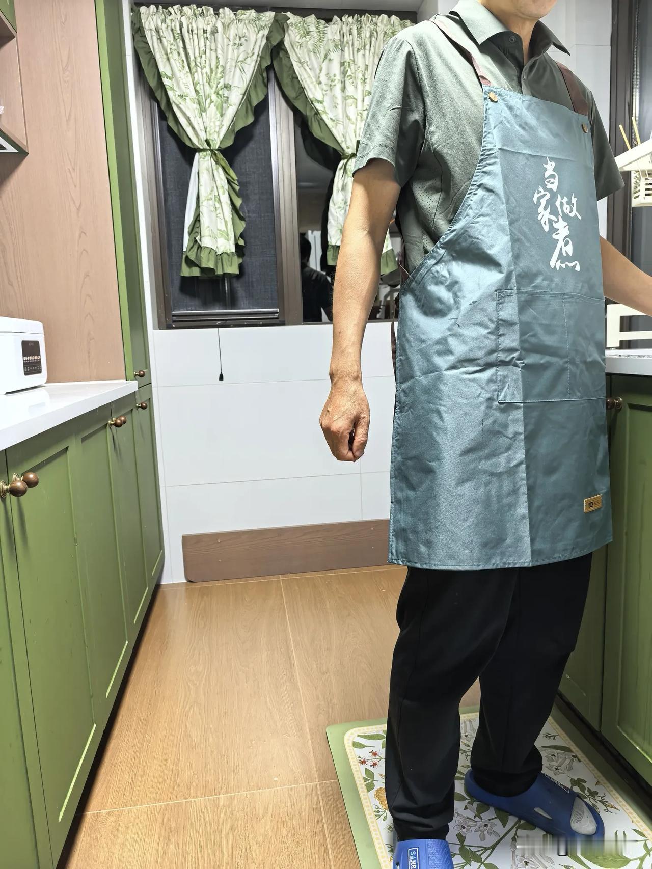 孩子他爹今天监了一天的考，到家天已经黑了。我拿出一个包裹:“辛苦了，给你买了一件