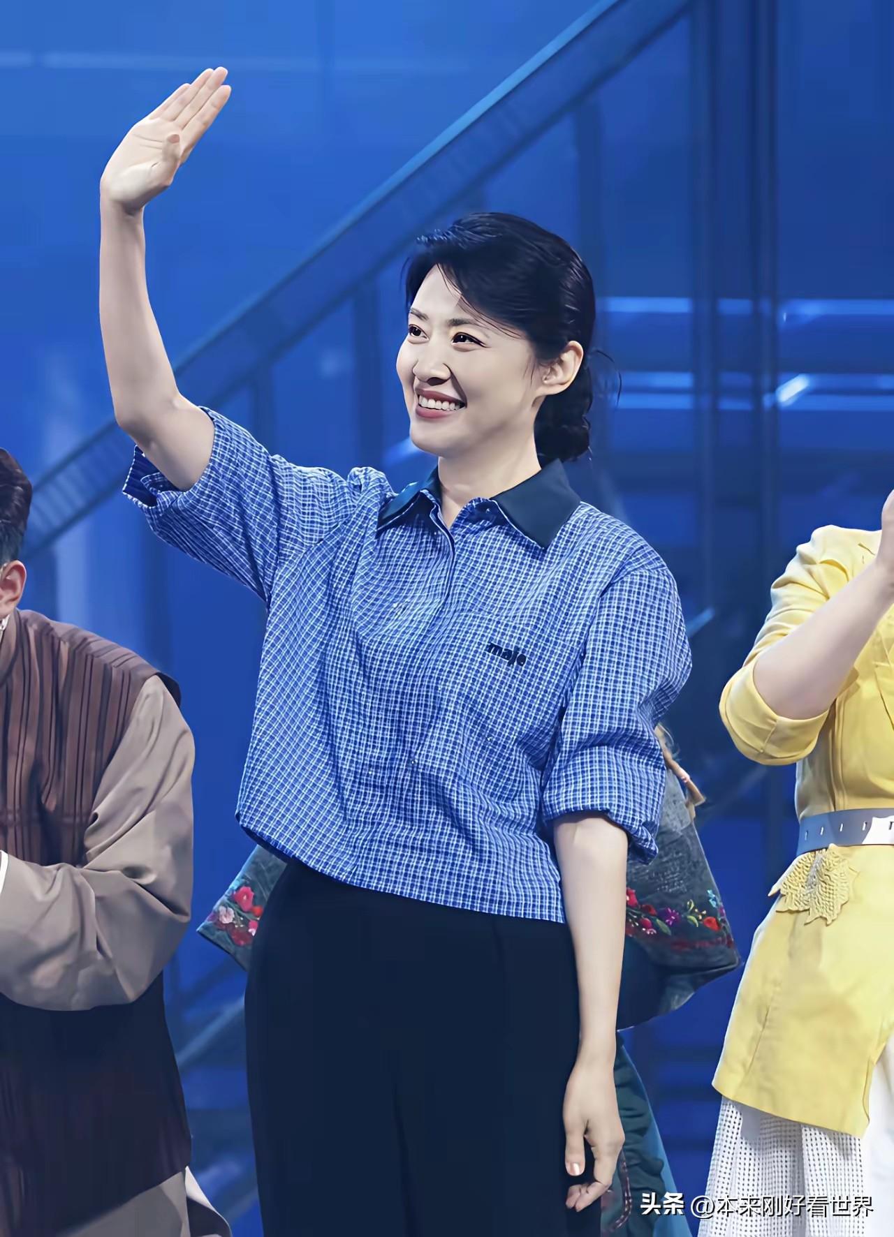 她现年58岁，依然保持着优雅端庄的气质，无论出现在哪里，都透着积极向上的精神头。