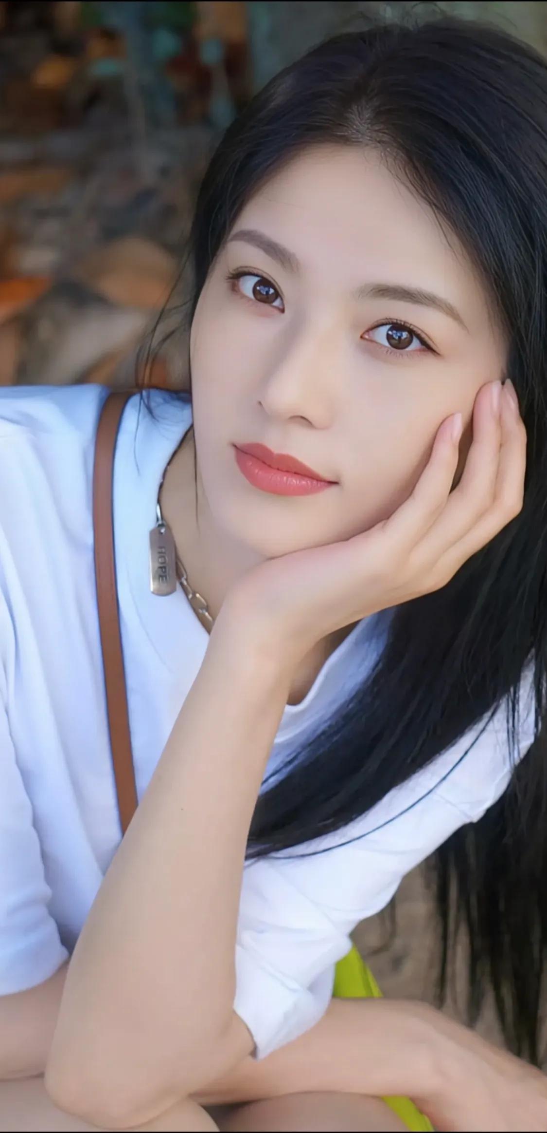怎么样判断男女之间有没有事儿？
这个问题很简单，就是看他们开不开玩笑，那种从来不