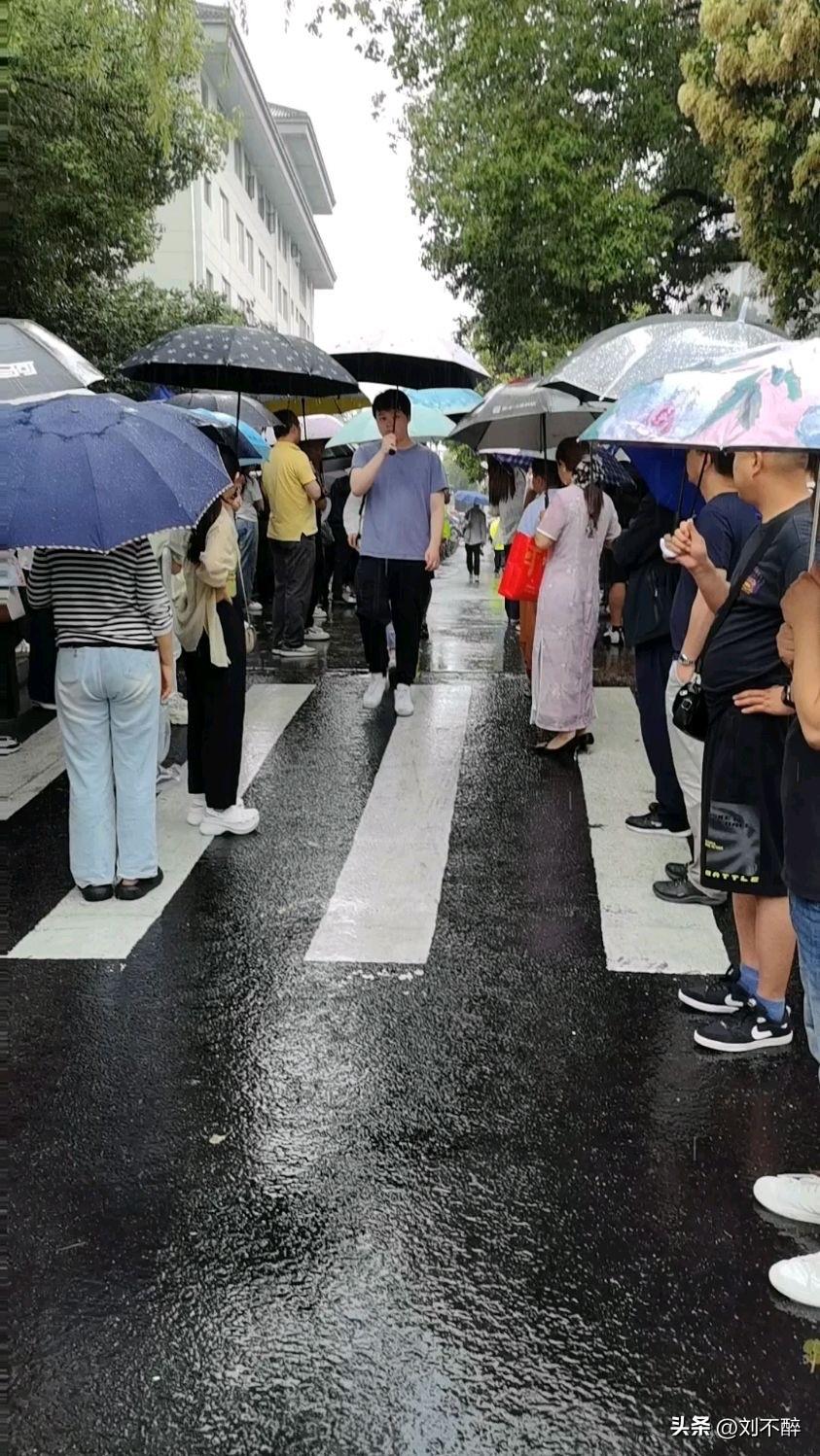 接送孩子的家长三类人！
一类是退休人员，整体素养较高。穿着得体大方，谈吐温文尔雅