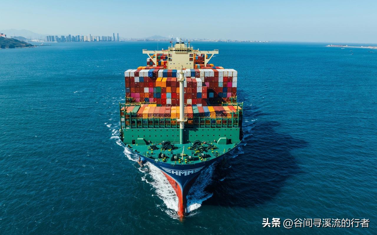 小哥是婶婶的幺儿，小时候皮得很，读书坐不住，技校毕业就上了船，常年跑长江，也出过