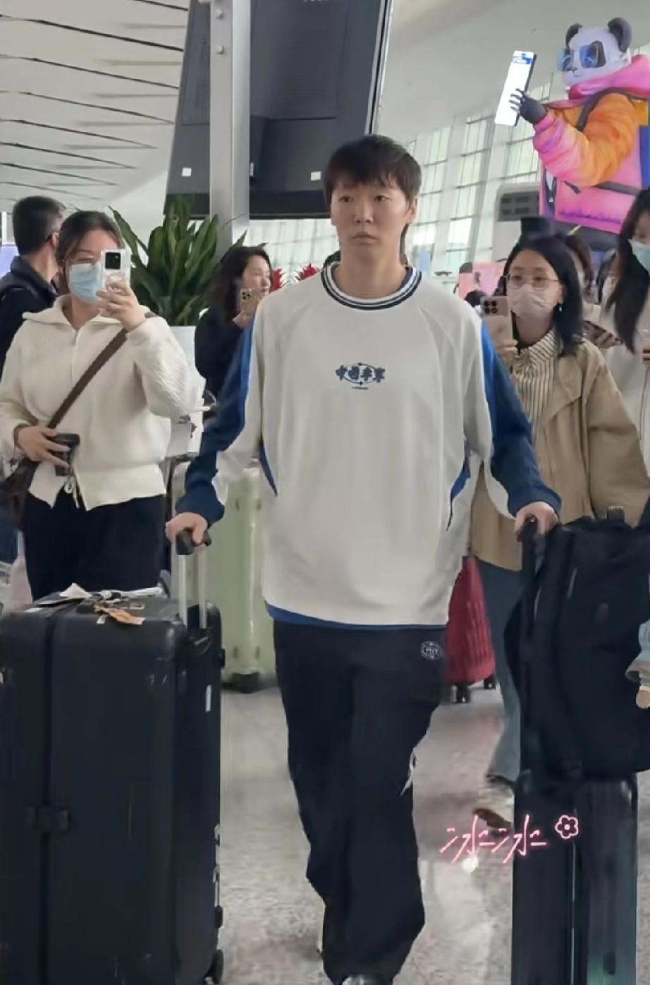 今天成都天府机场飞澳门准备参加澳门世界杯的王曼昱。身着一套李宁最新款运动套装，下