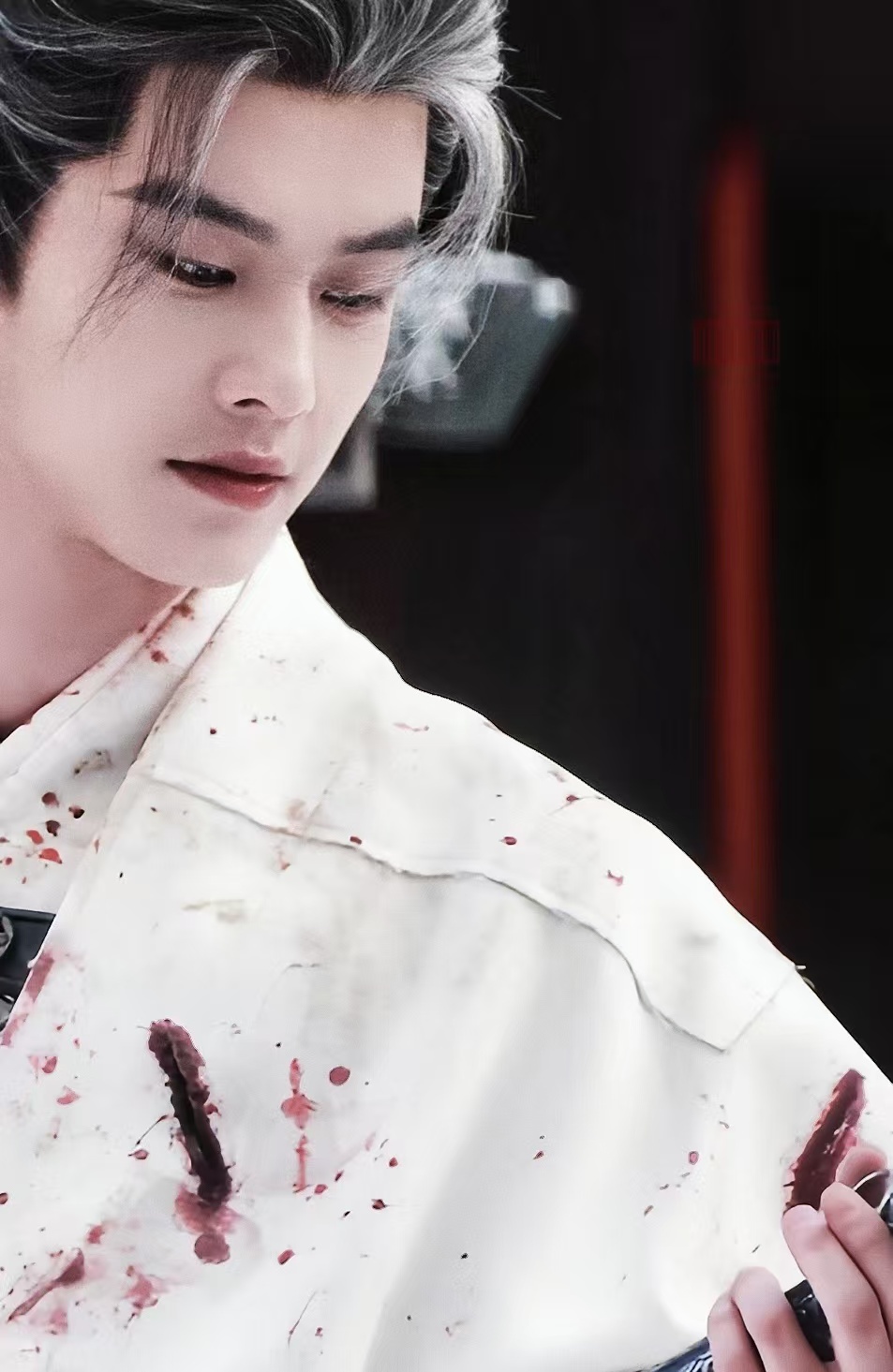 何与雪中屋顶持枪从天而降《窈窈有期》这幕太绝，何与雪中持枪立于屋顶纵身而下，将军