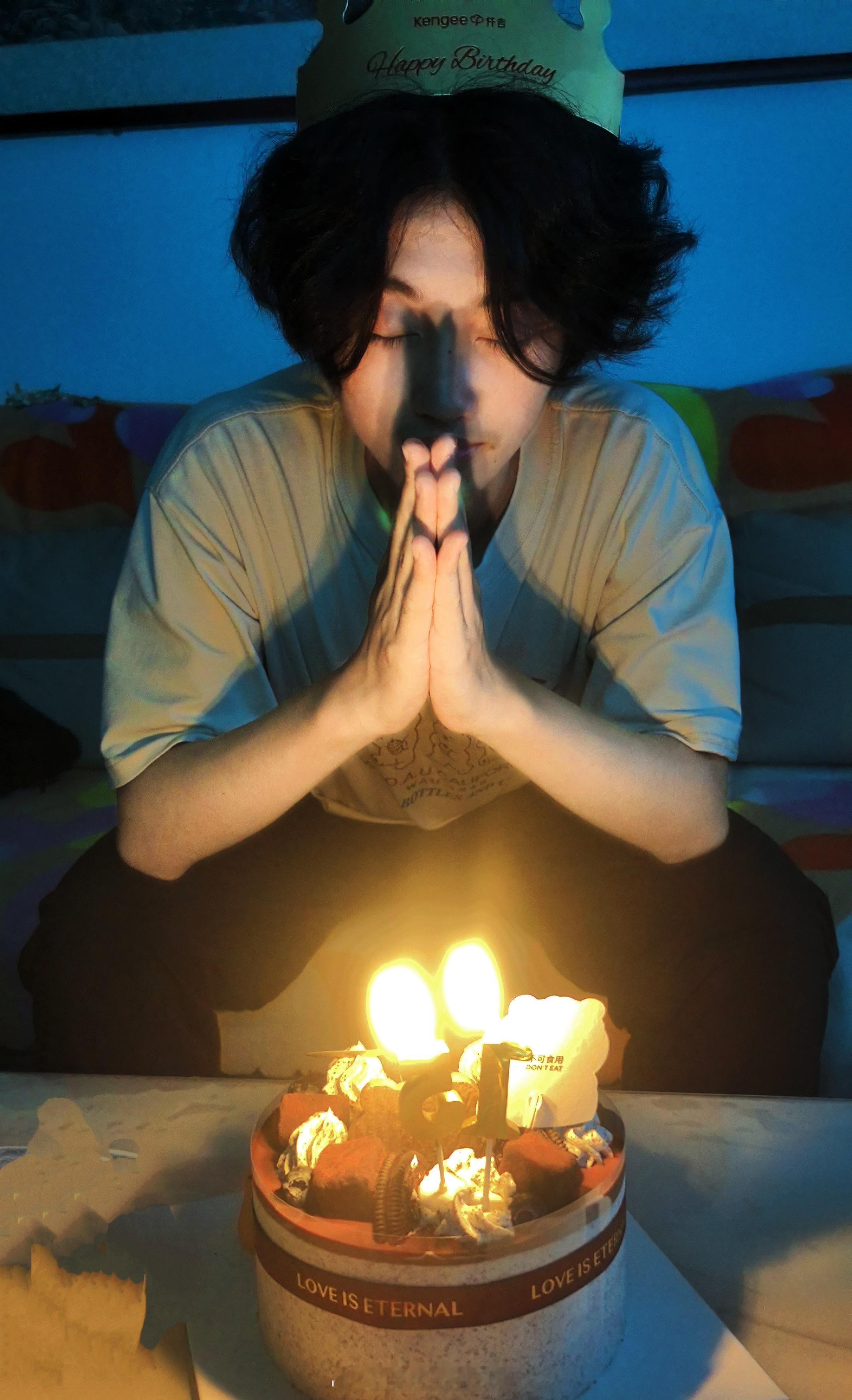 “查理十五世”终于愿意理发了，15 岁生日快乐。只有今晚有空理，后面没休息的时间