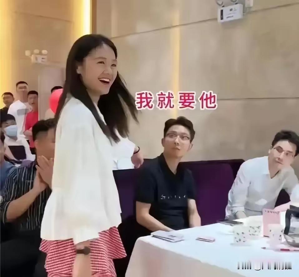 广东东莞的一场相亲会，一位姑娘冲进一群男生中，锁定一名戴眼镜的小伙子，霸气地说：