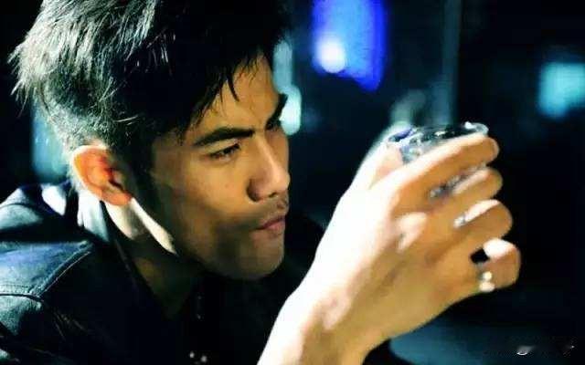 跟老婆办完离婚的那一晚，我喝了很多酒，迷迷糊糊就走错了房间，当躺在床上，我眼睛迷