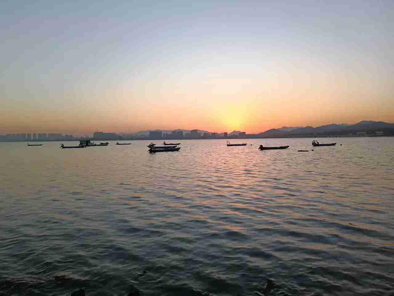 我的今日状态：[流泪]有点感伤
我这里的天气：🌧下雨

杭州的雨天让我非常感伤