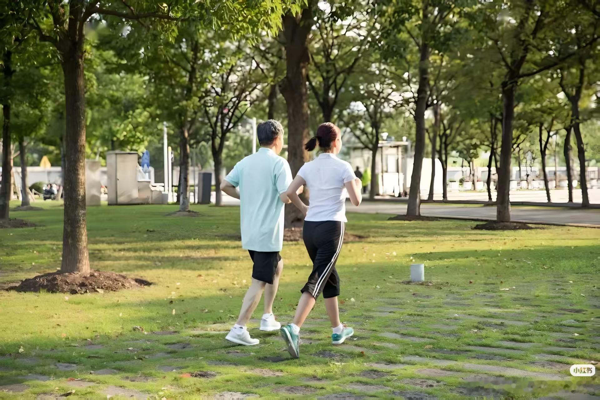 七成人为减重踩过致命误区减重这事儿吧，真不用天天啃草。我试过，一顿两顿还行，第三