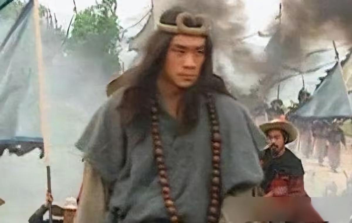 武松站在那荒凉的寺庙门前，心中五味杂陈。这一身僧袍，曾是他在江湖中漂泊多年的最后