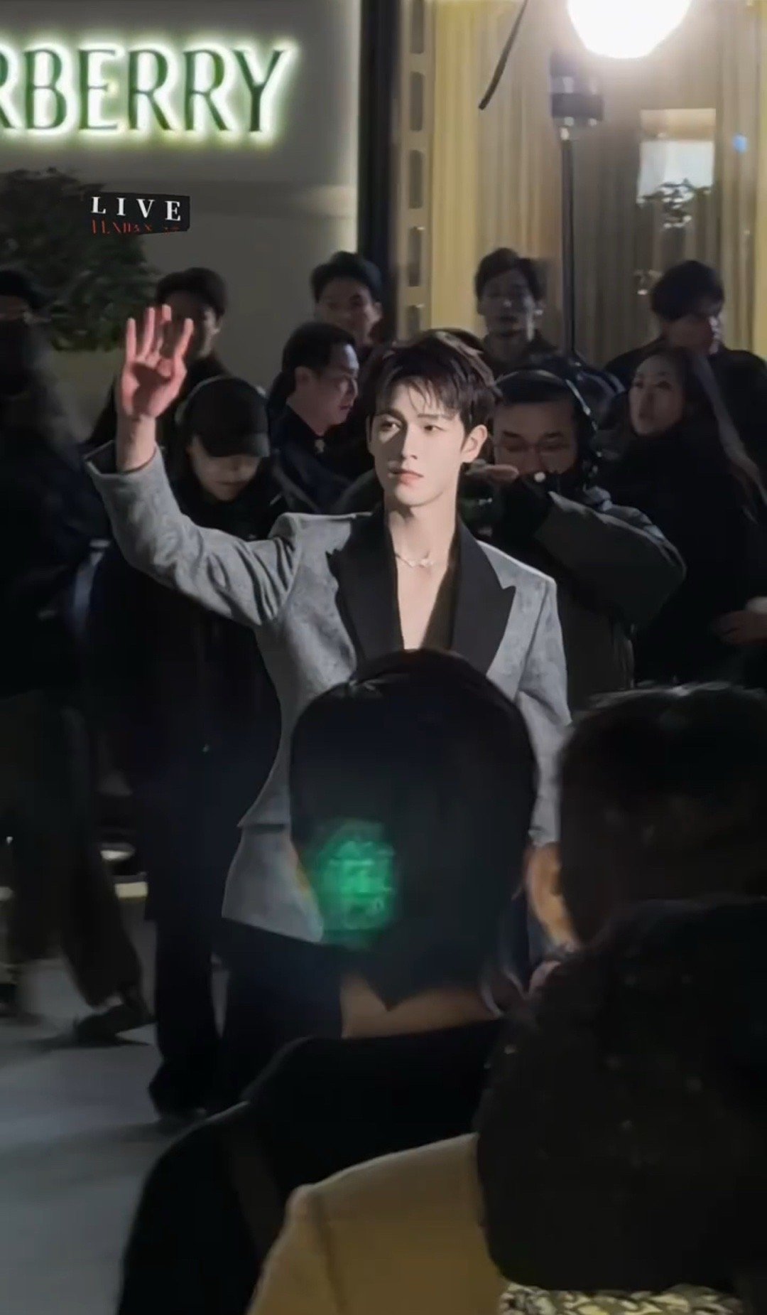 人群中一眼看到李昀锐 在熙攘人海里闪闪发光是什么体验？看李昀锐就知道了！亮眼的造