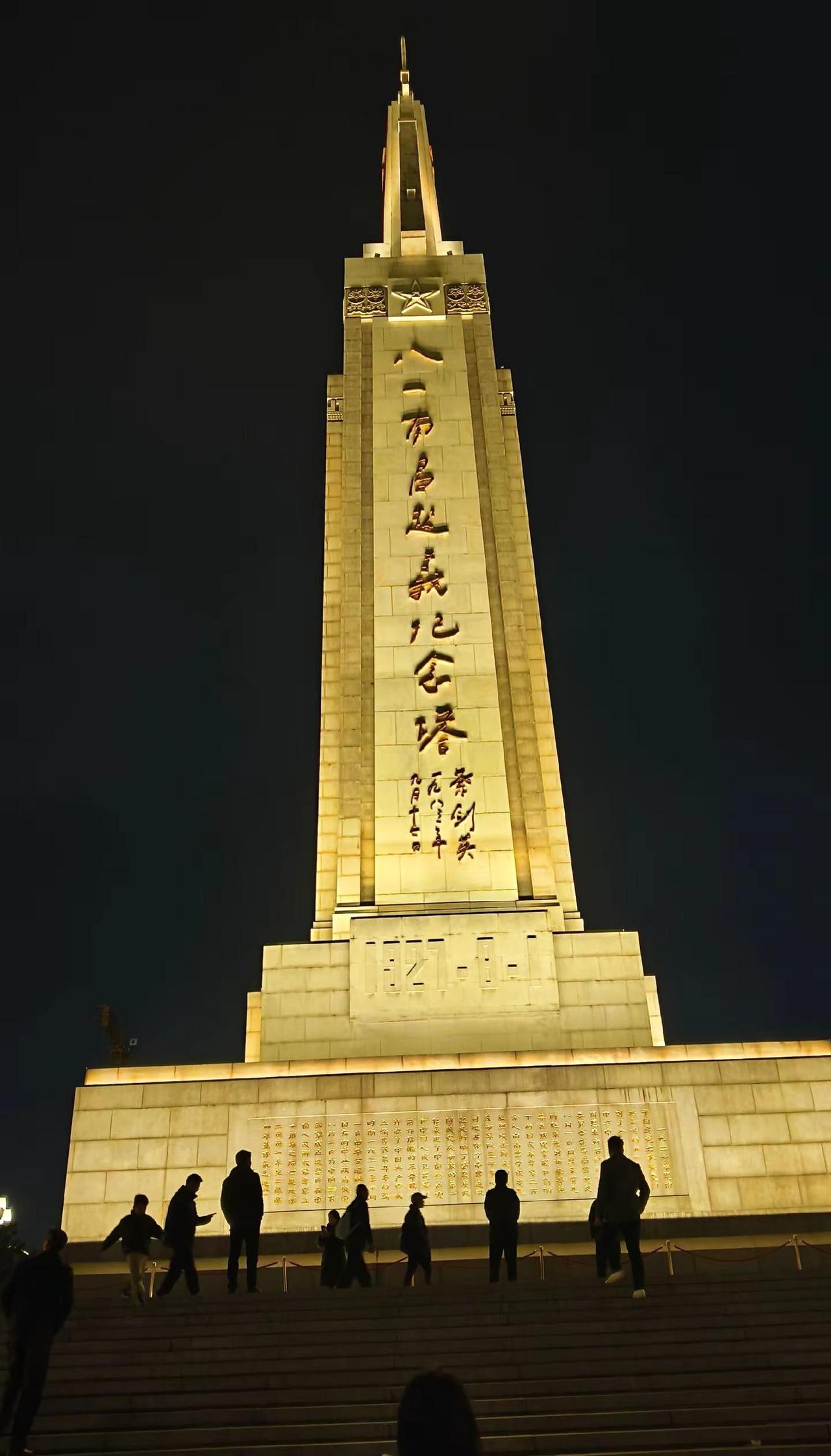 亲爱的老己，今年做个温暖的人，以最大平静去爱我们不确定的生活，人静心安， 物简知