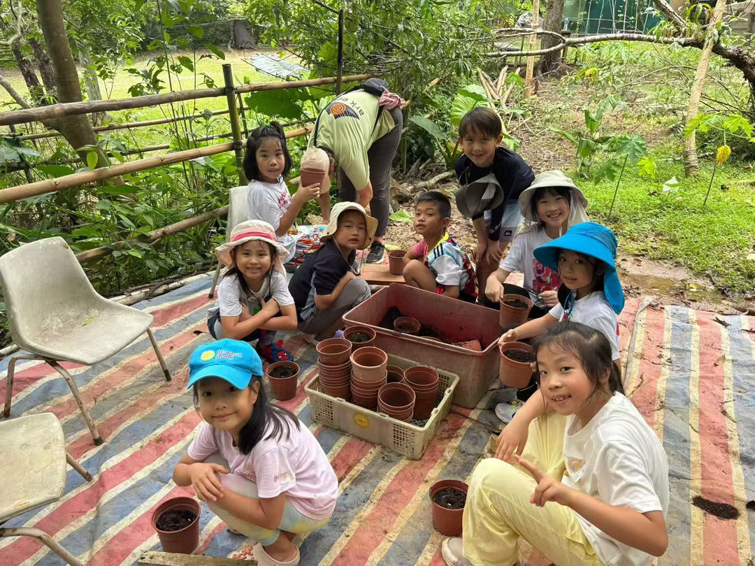 最近旺仔的日子过得有点“苦”😂每天都在体验真正的劳动生活：🌱 和小伙伴一起做