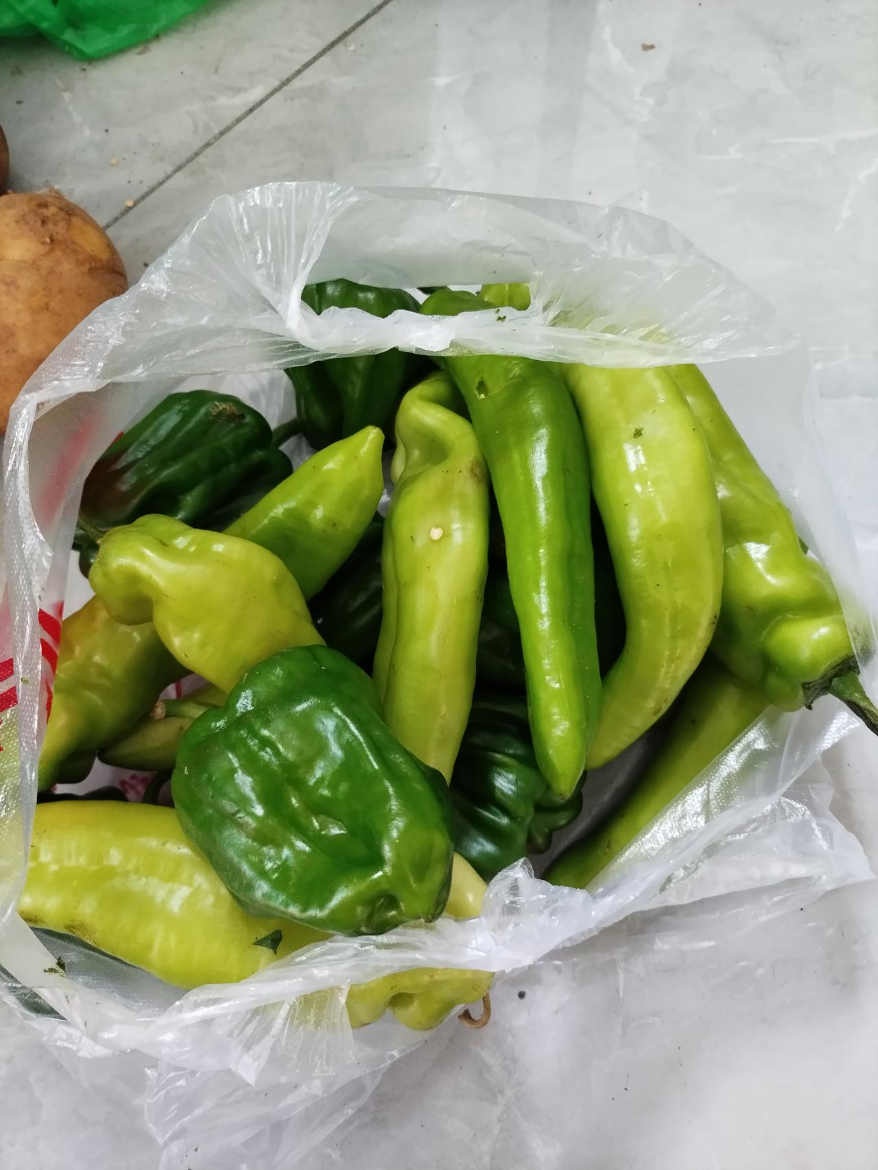 这叫啥？这叫忍不住了。

自从上次在雨润蔬菜批发市场捡完菜后。

今天又忍不住了