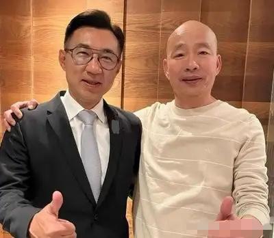 郑丽文刚上任第一天
 
韩国瑜竟送来了花篮

郑丽文就任国民党主席首日，韩国瑜送