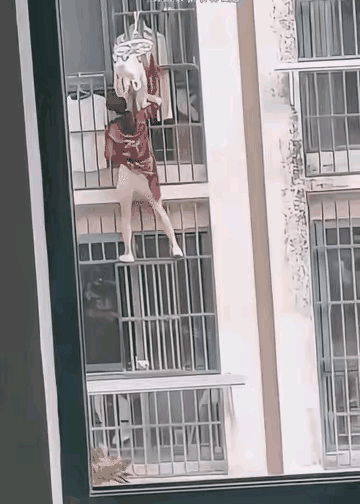 感情这东西，最忌讳的就是贪心和滥情。你以为是逢场作戏、左右逢源，其实是在玩火自焚