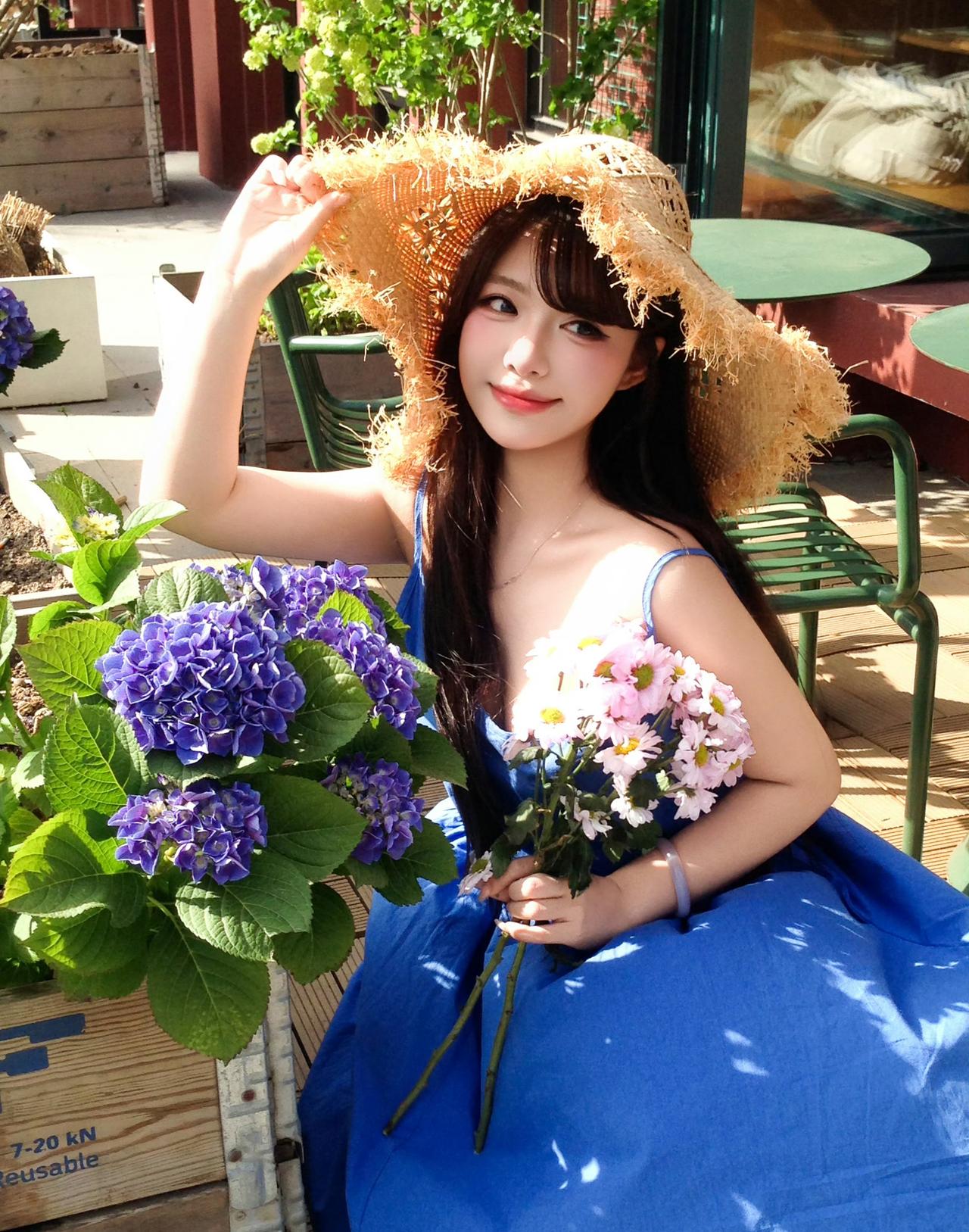 草帽、蓝裙与花海，把五月的温柔都穿在身上！