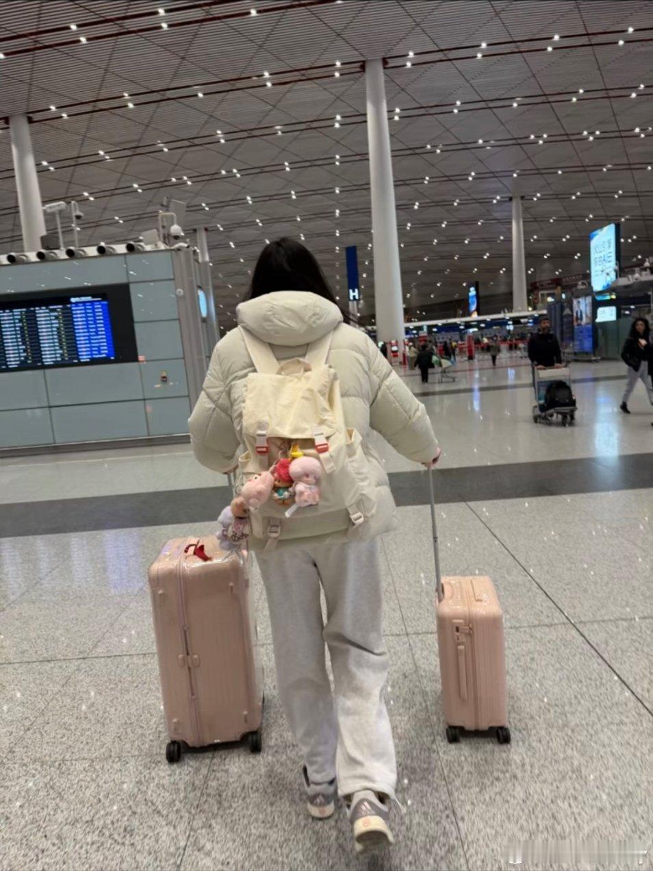 保拉的得力助手来了。李盈莹启程前往意甲米兰开启留洋第一季，加油加油⛽。李盈莹李盈