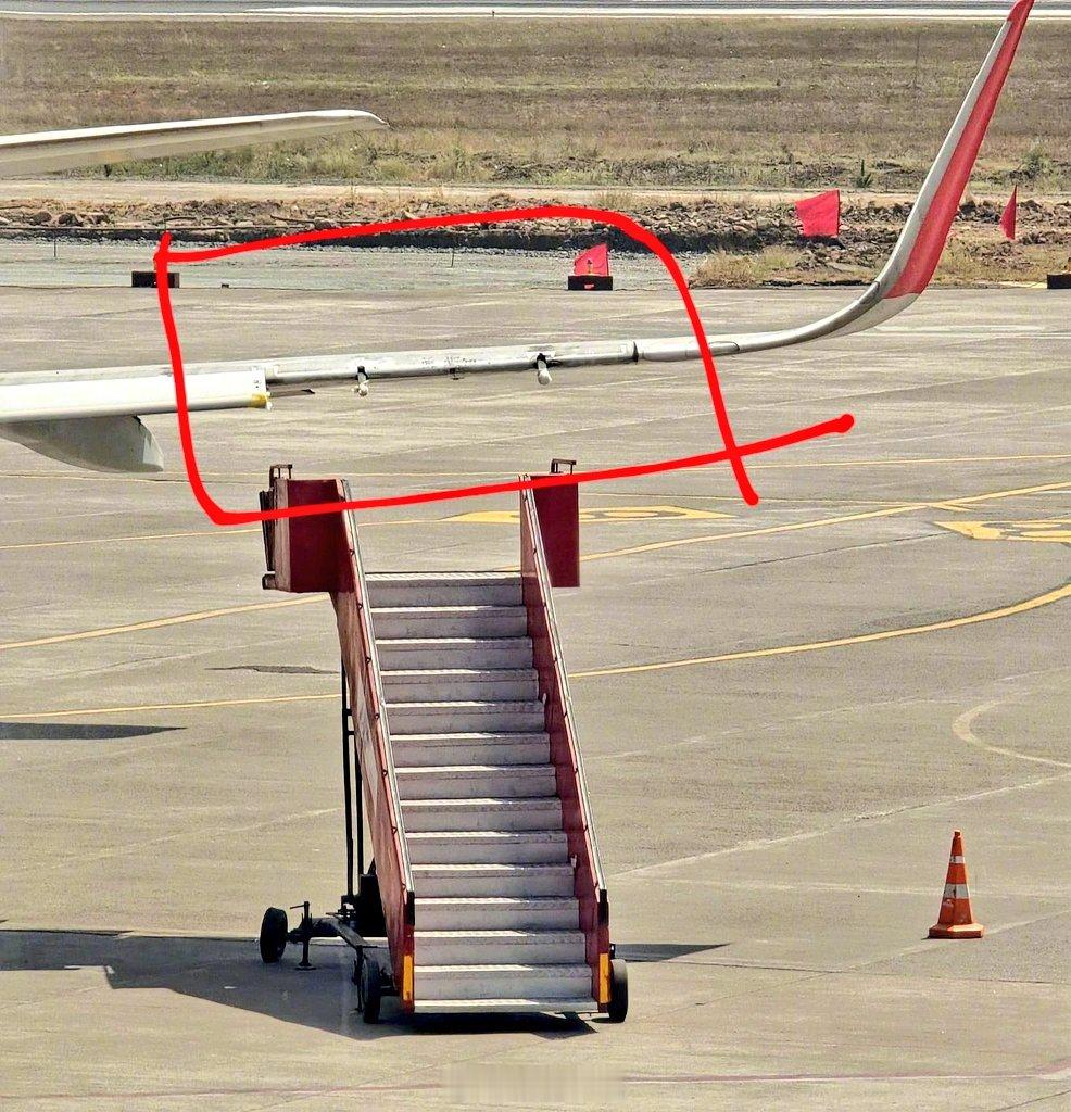 【飞行员怎么观察的？滑行撞卡车[允悲]】3月13日，印度航空快运一架A320ne