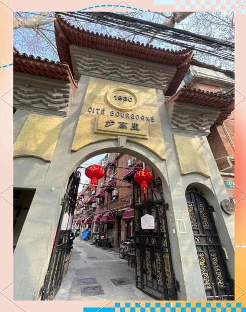 上海一条街上藏着两种截然不同的腔调。一边是新潮热闹的德云社，相声笑语不断；另一边