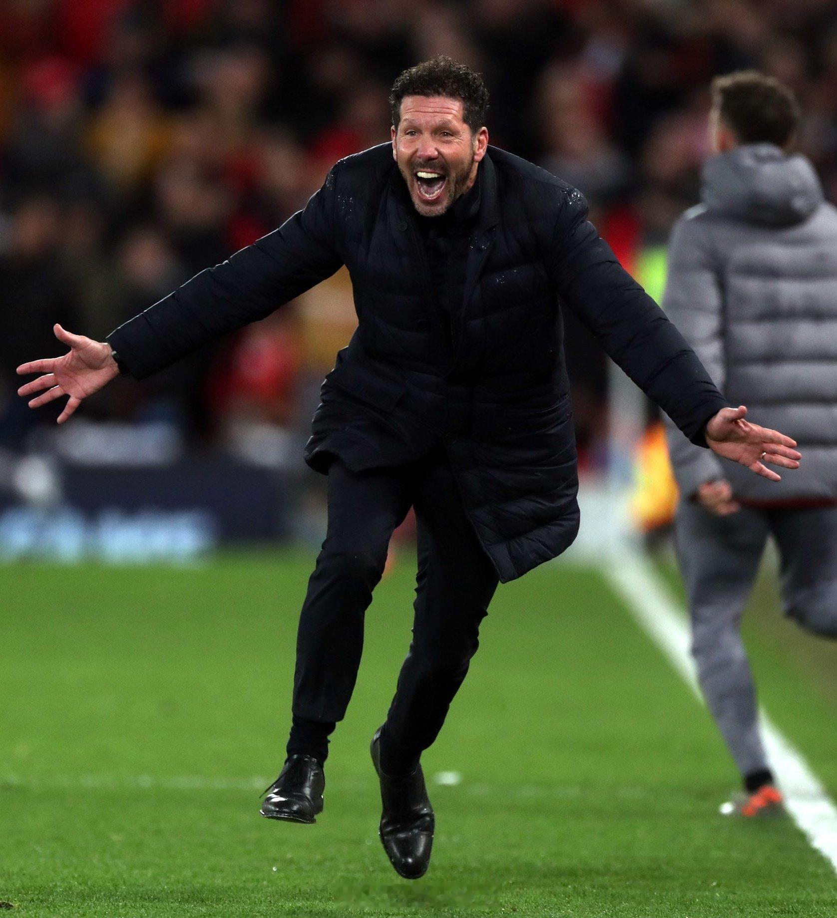 西蒙尼备战明天和赫塔菲的比赛，训练中排出的阵型:摩尔多瓦；略伦特，阿兹皮利奎塔，