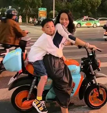 熊磊选择跟郭希宽，杜新枝走动这件事情，其实挺糊涂的，当年嫁给姚策的时候，婚房是许