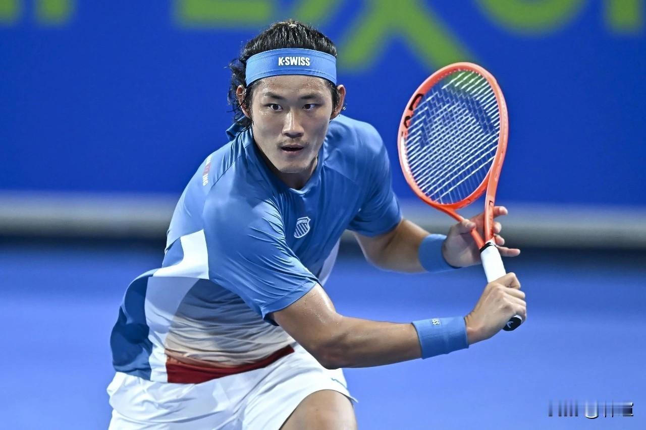 张之臻，尽力了！
尽管顽强挽救了5个赛点，但张之臻24日凌晨还是0-2头号种子阿