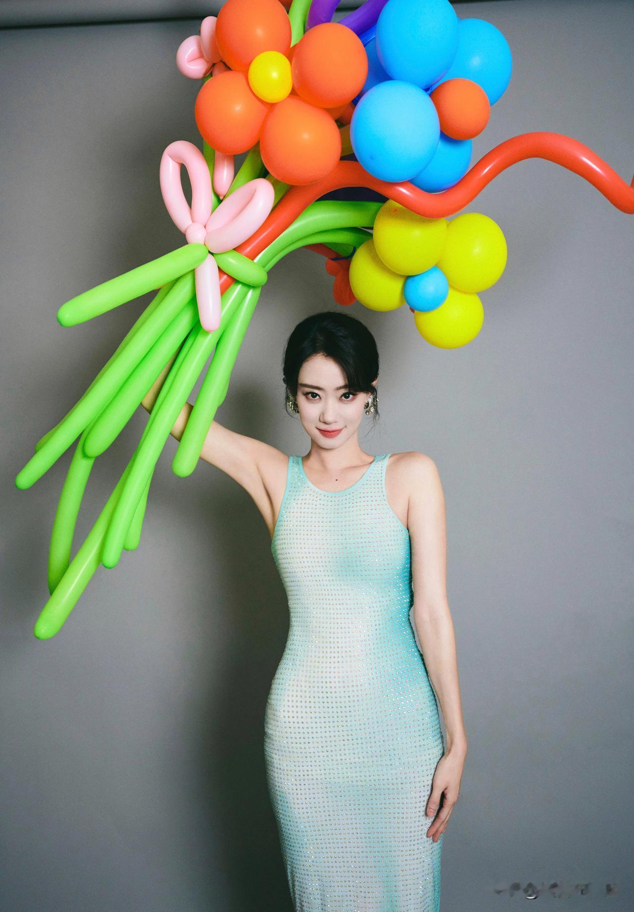 1月10日，张小斐工作室晒出一组生日照片，身材太好了！
照片中的张小斐，身着蓝色