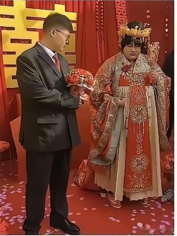 不知道大衣哥女婿紧盯着朱雪梅看，心里在想什么？
也许在想：终于抱得美人归了。或许