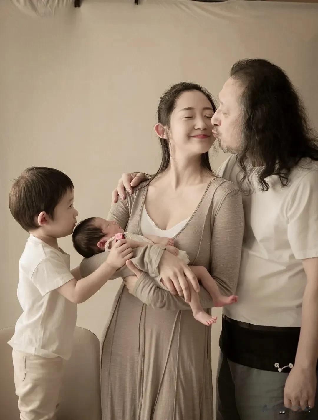 你想拯救一个人，首先得这个人是想要自救的，不然的话小丑就变成了自己。

我觉得最