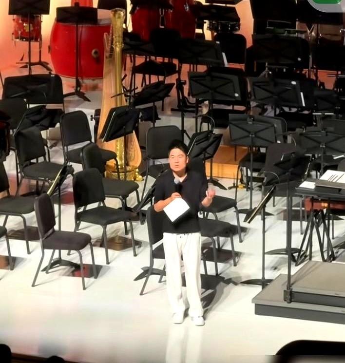 票价最高卖到580元，连演三场全满座，一算账每场倒亏10万。

董宇辉在西安音乐