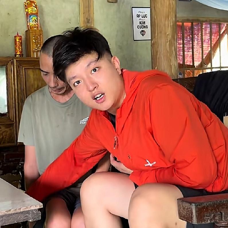 看胡子干活，小松说真对不起胡子叔叔，每天只给胡子叔叔开30元工资，但是怎么办呢？