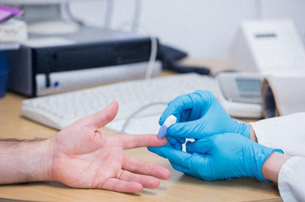 听一句劝：糖尿病不想肾衰竭，这5种食物要少碰，再馋也要忍住
 
你以为血糖高只会