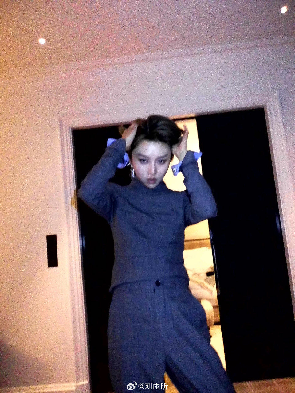 伦敦偶遇刘雨昕伦敦公园偶遇刘雨昕，闲庭信步享受时光，穿搭舒适又时髦，面对镜头落落