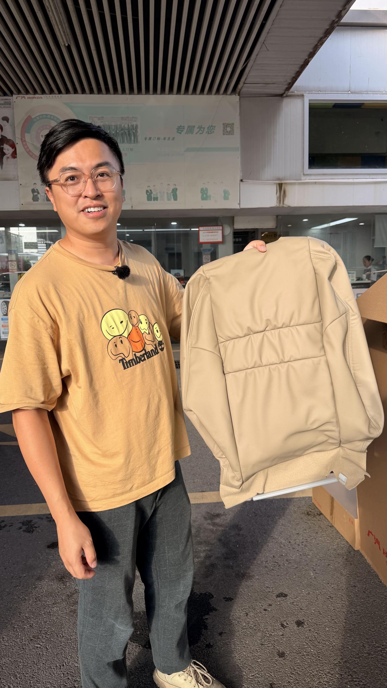 花重本订了一些原装雅阁配件
缘由就是上周去雅阁的气囊召回
突然发现驾驶室的门爆漆