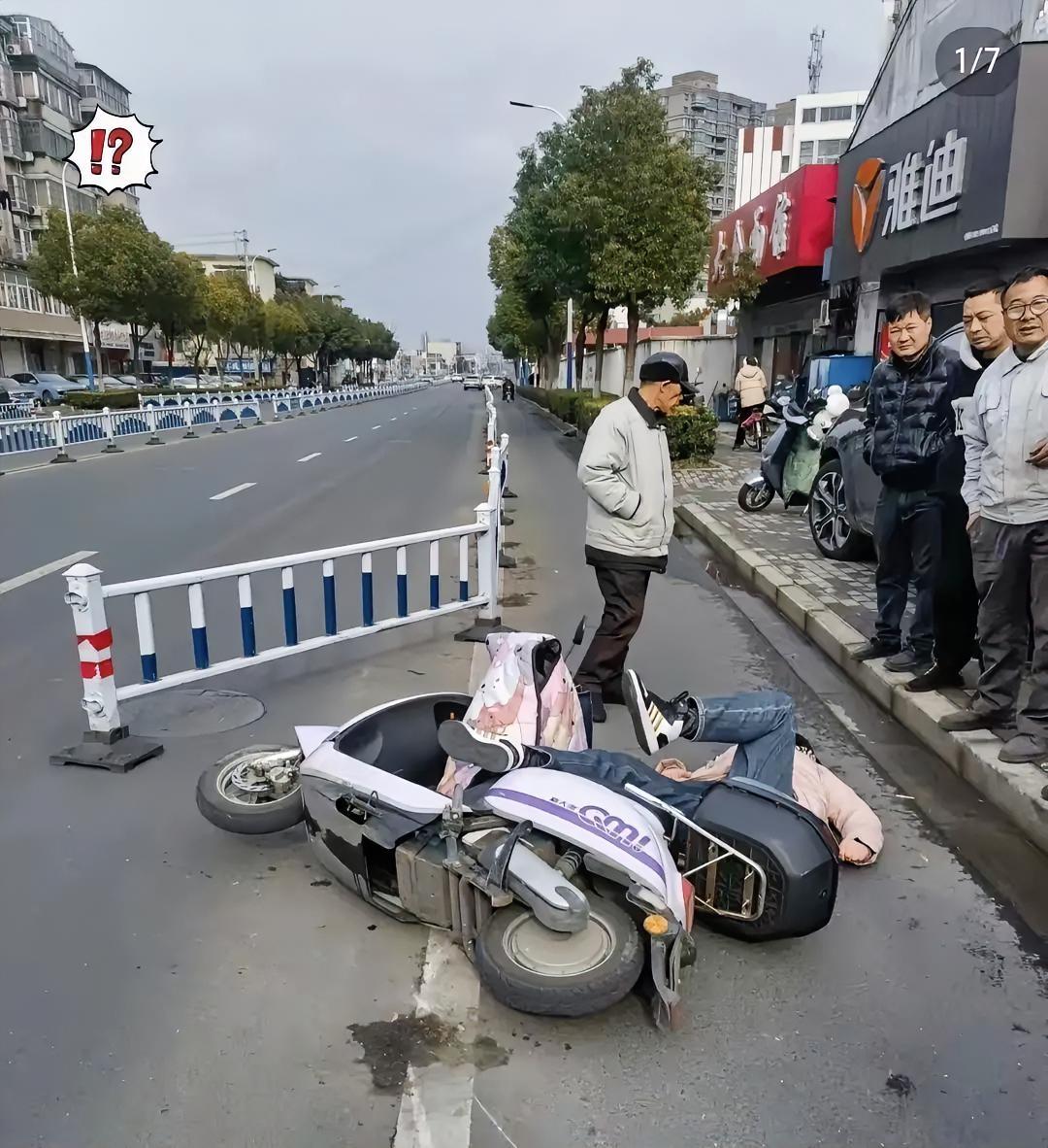 福建老太太撤诉了，原定2月26日开庭的案子也一并取消。那笔22万的索赔，终究成了