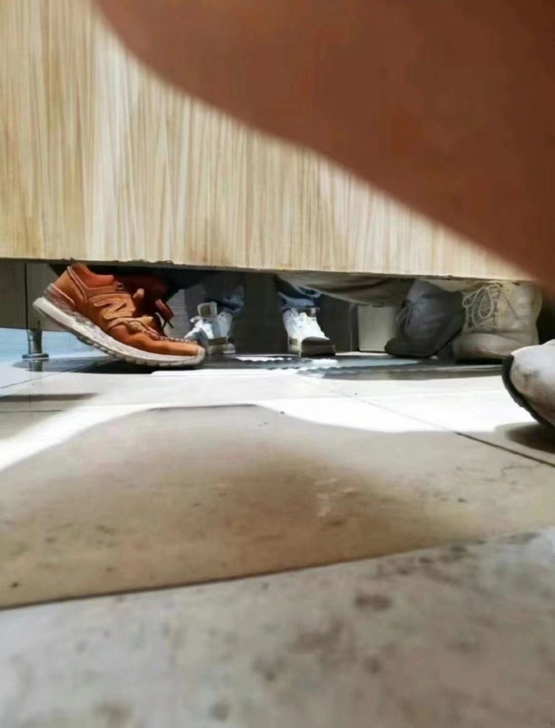 他们三个在隔壁斗地主吗？？？ ​​​
