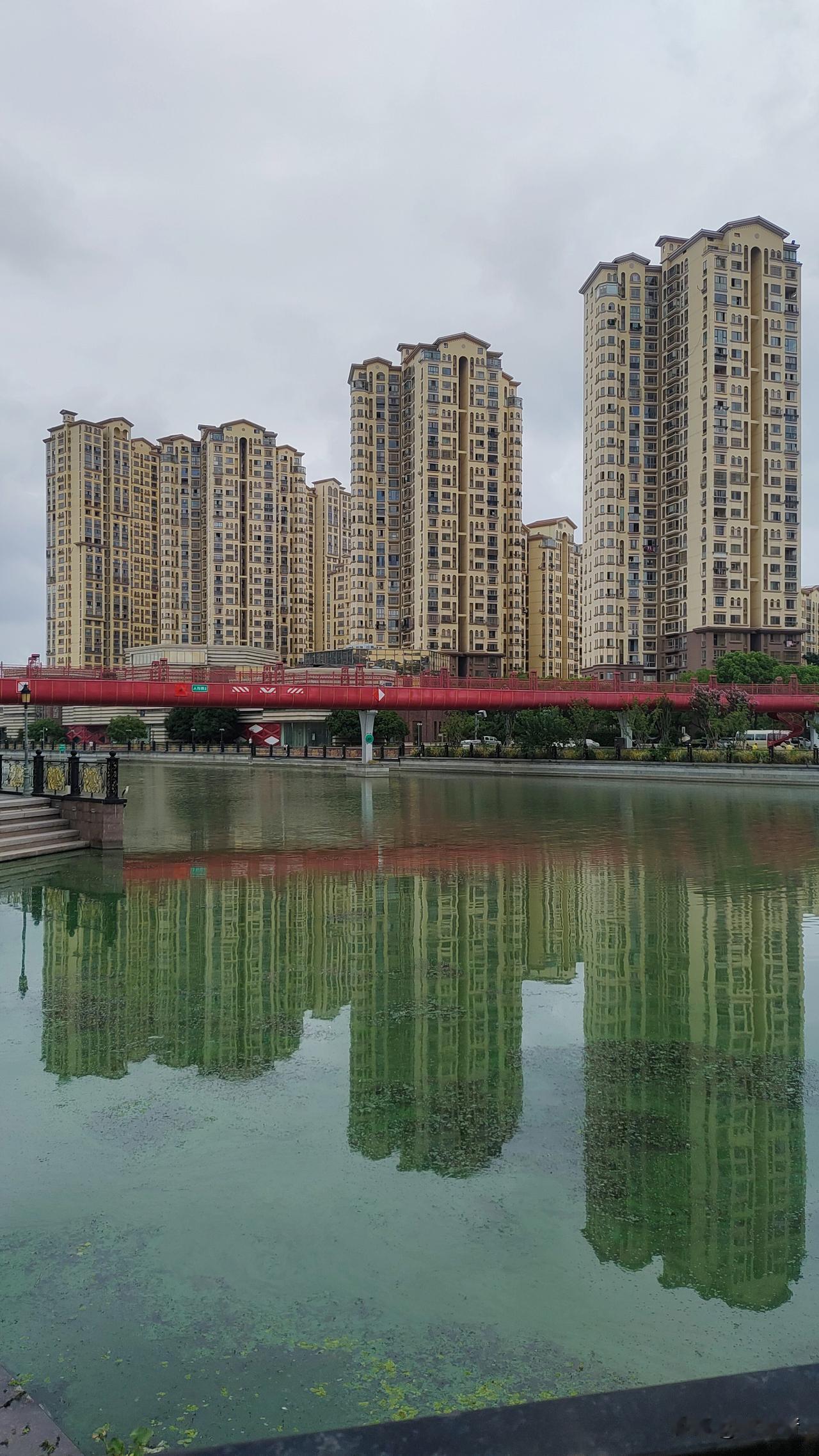 听说看书不毁眼睛，下午去苏州第二图书馆的路上，手机对眼睛不友好。借几本书，犒劳犒