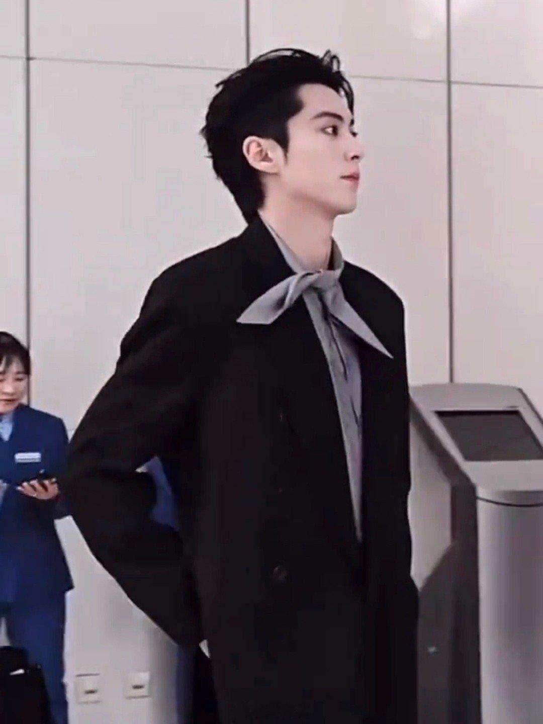 王鹤棣今天拽的没边了 从王鹤棣出场的一瞬间，我的眼睛都没挪开过王鹤棣的脸，就是说