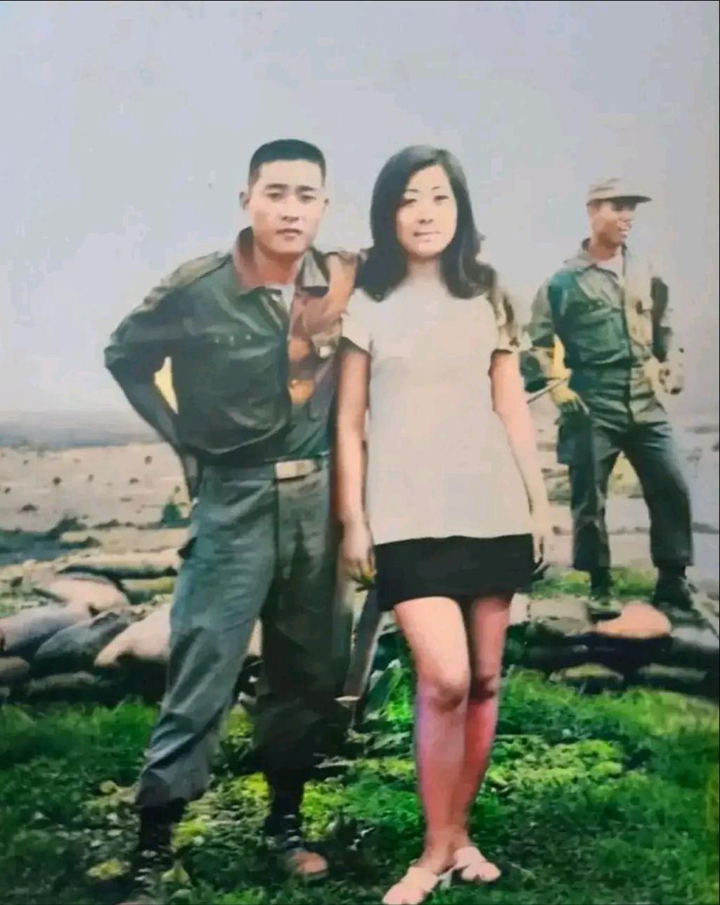 1966年，南越，一个韩国士兵搂着一个漂亮的越南女人，样子十分惬意。

因为韩国