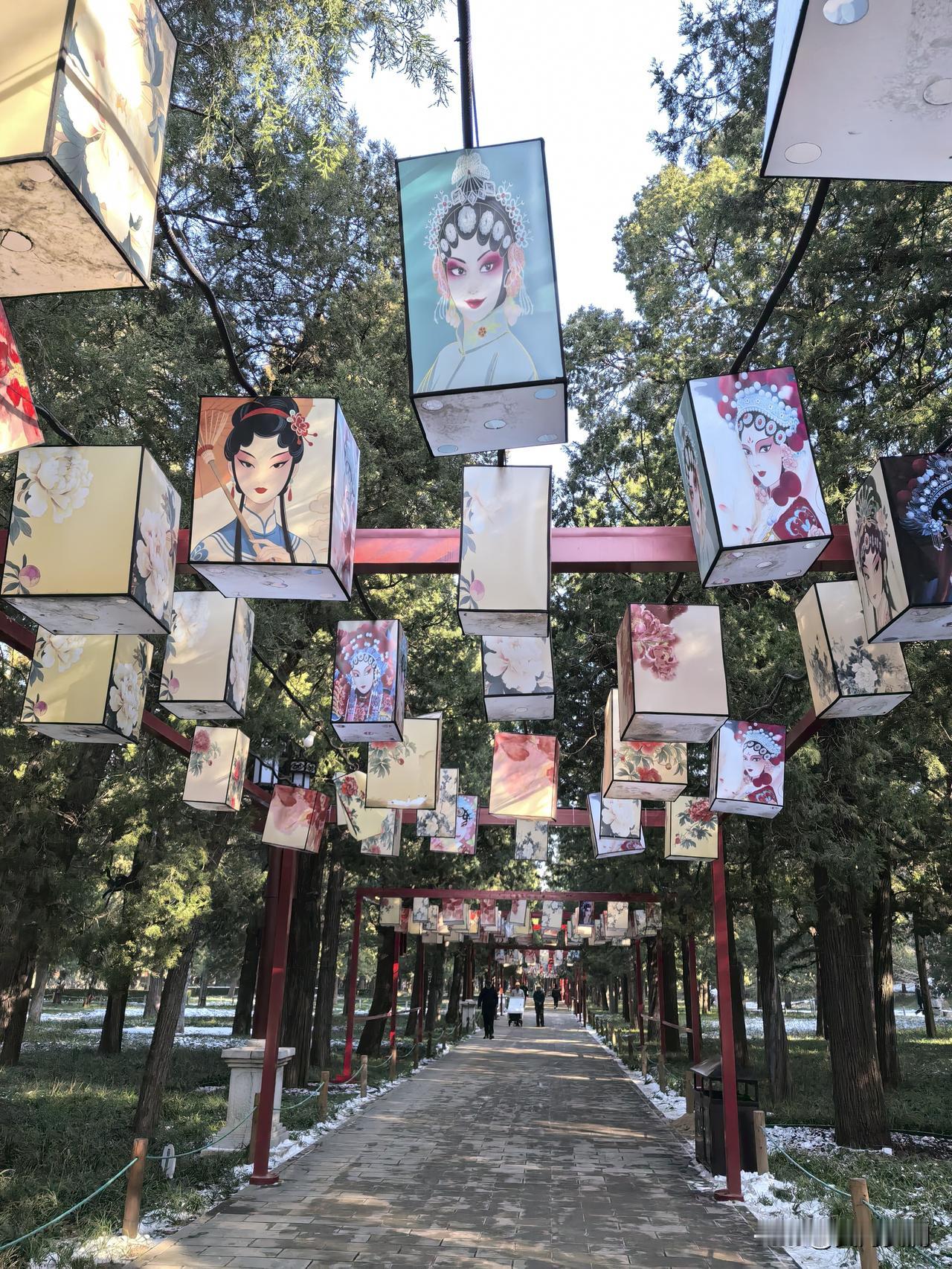 冬日的景山公园，雪后美如画卷。12月12日，北京迎来初雪，景山公园瞬间成为热门打