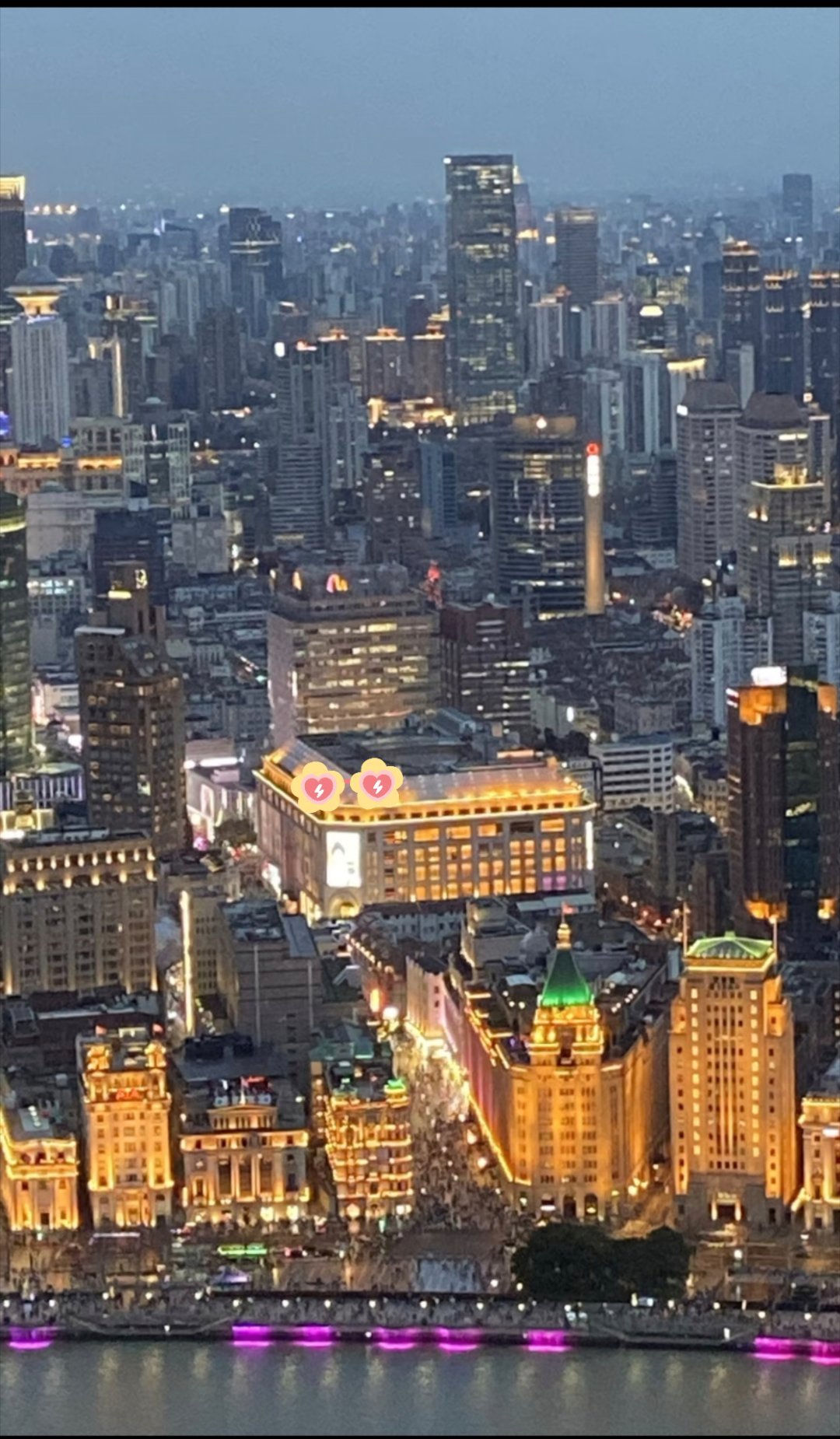 网友登上东方明珠二球，能看见刘亦菲地广，一眼就知道是图二的资生堂