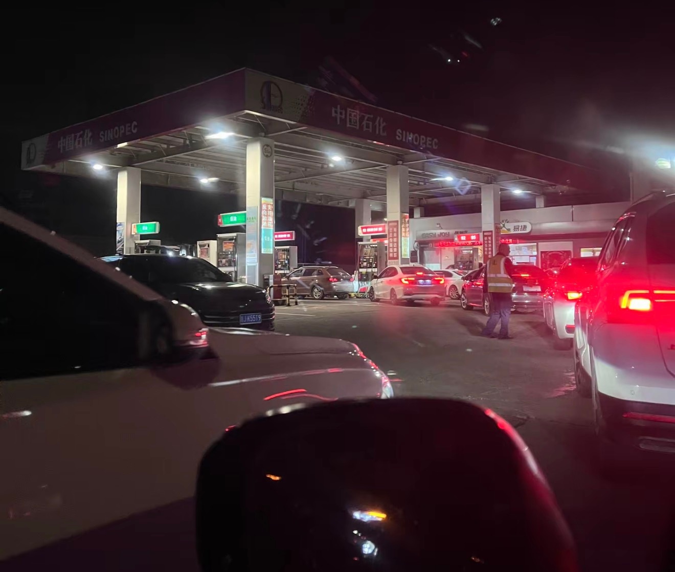 油价加油站门口已经是人挤人了，有种五一出去在高速上面充电的感觉了。 