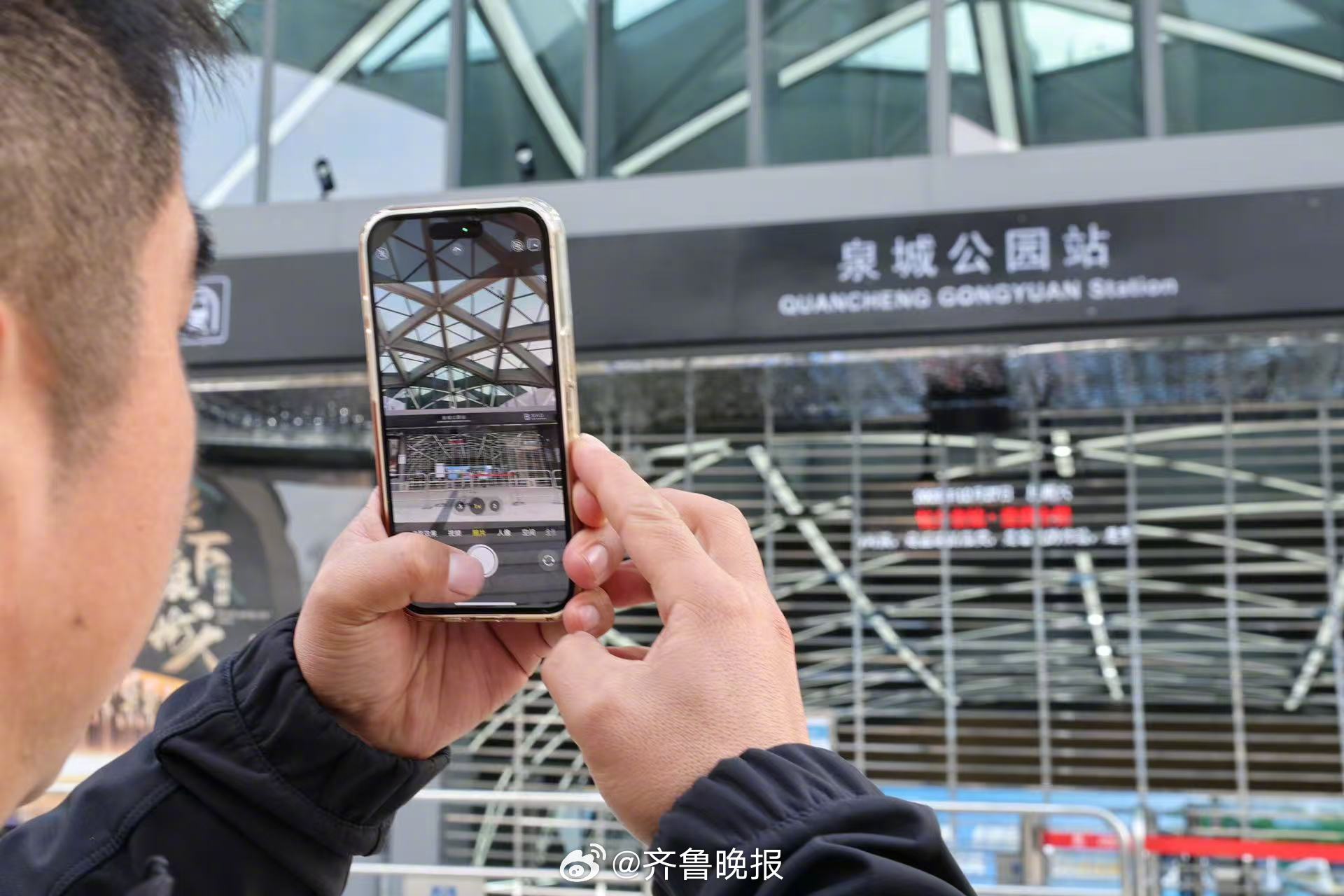 【#济南地铁4号线泉城公园站迎来早高峰#】27日，济南地铁4号、6号、8号线同时