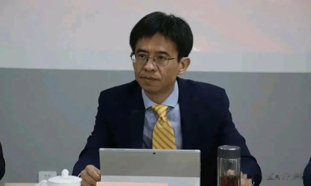 8月2日中国足球传来最新消息：
中国足协在瞎折腾的路上越走越远。据足球报资深记者