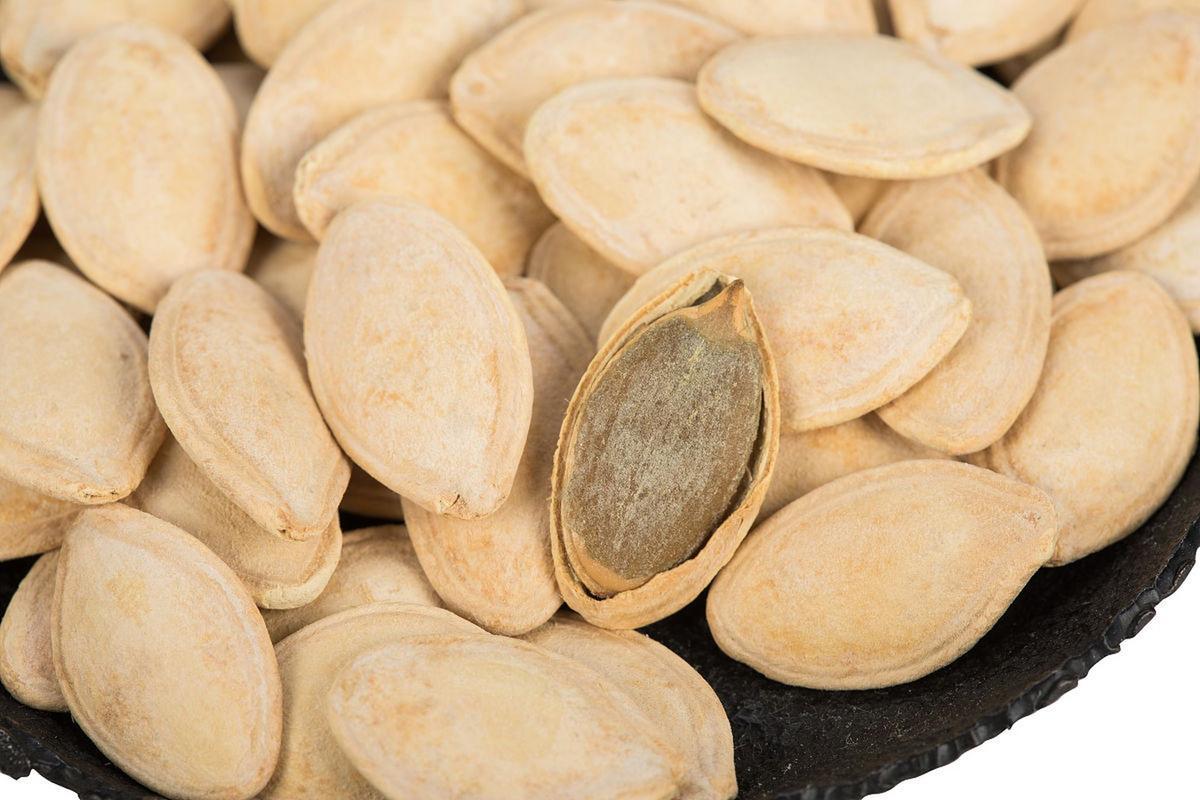 南瓜子能不能天天吃？医生：60岁以后，吃坚果牢记这4个关键

一把南瓜子，看起来