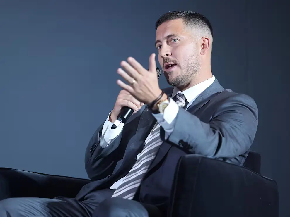 你对阵过的最强球员呢？阿扎尔：莱昂内尔-梅西。我这话说得一点也不新鲜，对吧？我在